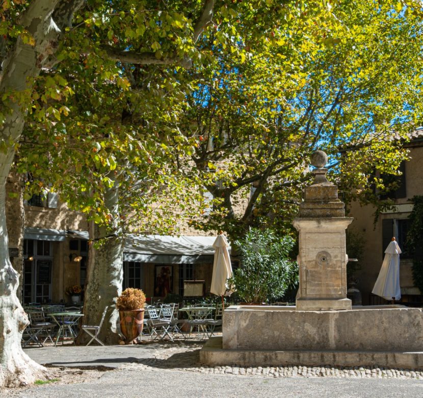 fountain-in-medieval-village-of-gordes-provance-picture-id1215292117 fountain-in-medieval-village-of-gordes-provance-picture-id1215292117