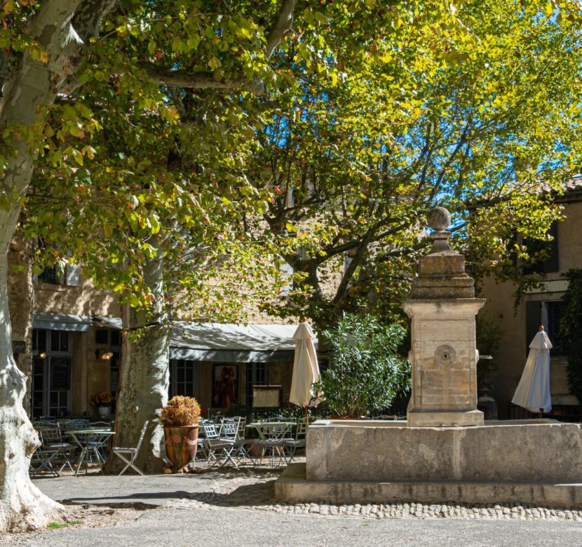 fountain-in-medieval-village-of-gordes-provance-picture-id1215292117